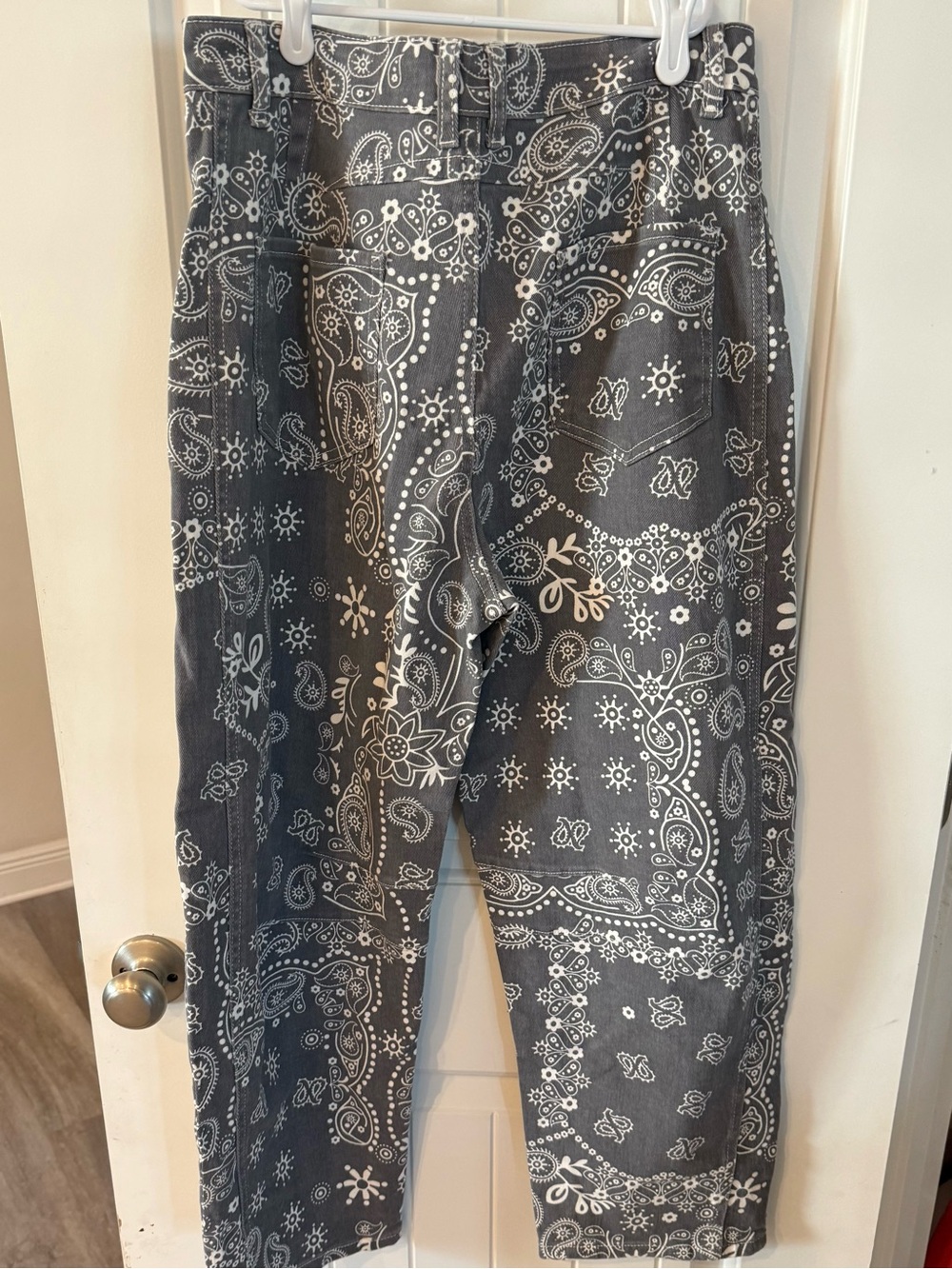NWT Loveimgs Gray Bandana Print Wide Leg Jeans | Size Large - Picture 4 of 5